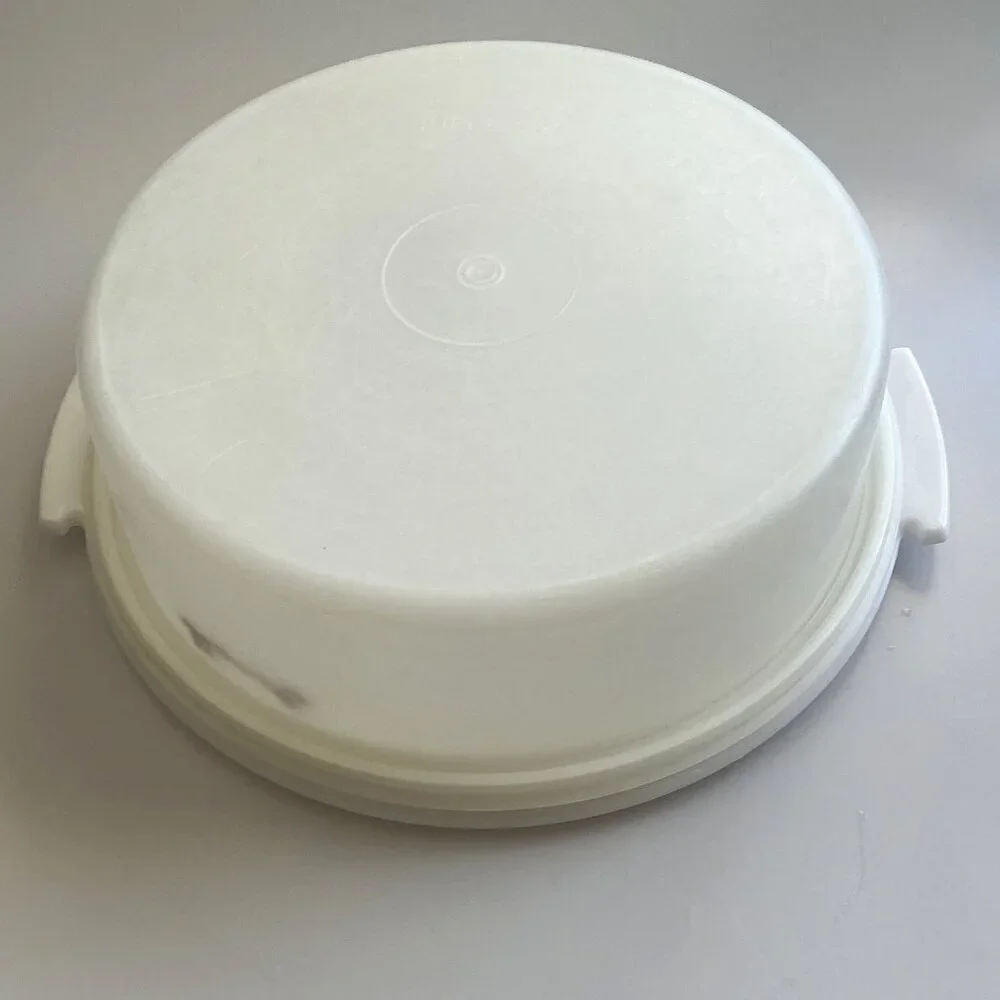 Tupperware vintage cake